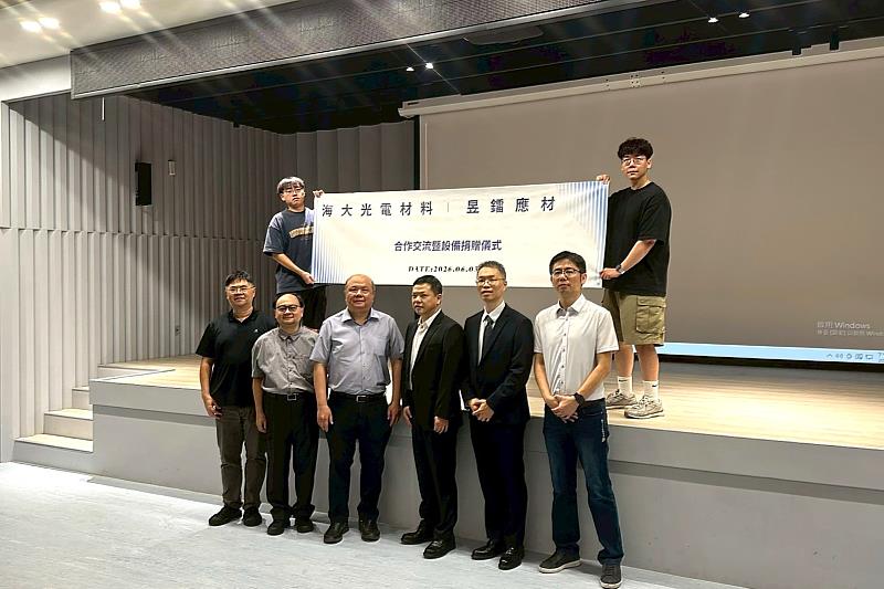 捐贈儀式合影。(左起為海大洪文誼特聘教授、蔡宗惠系主任、江海邦院長、昱鐳應材葉雨鑫總經理、葉國良副總、林祺臻經理)