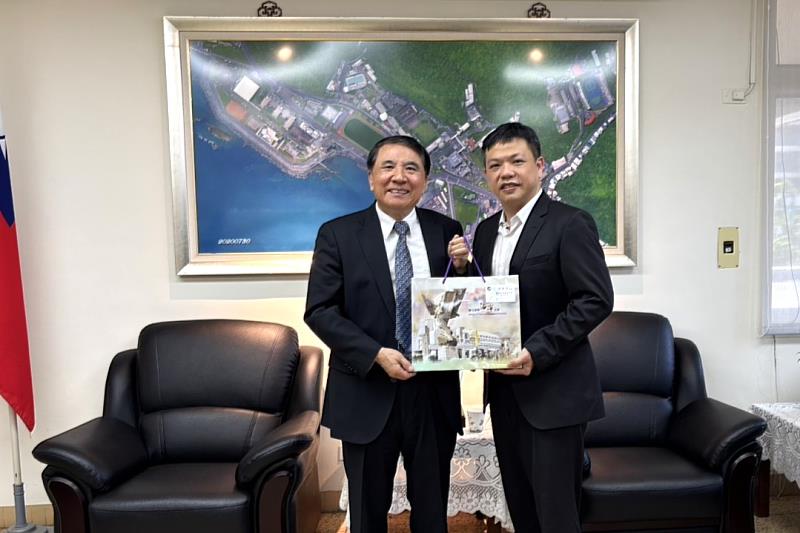 海大許泰文校長（左）致贈紀念品予昱鐳應材總經理葉雨鑫（右）。