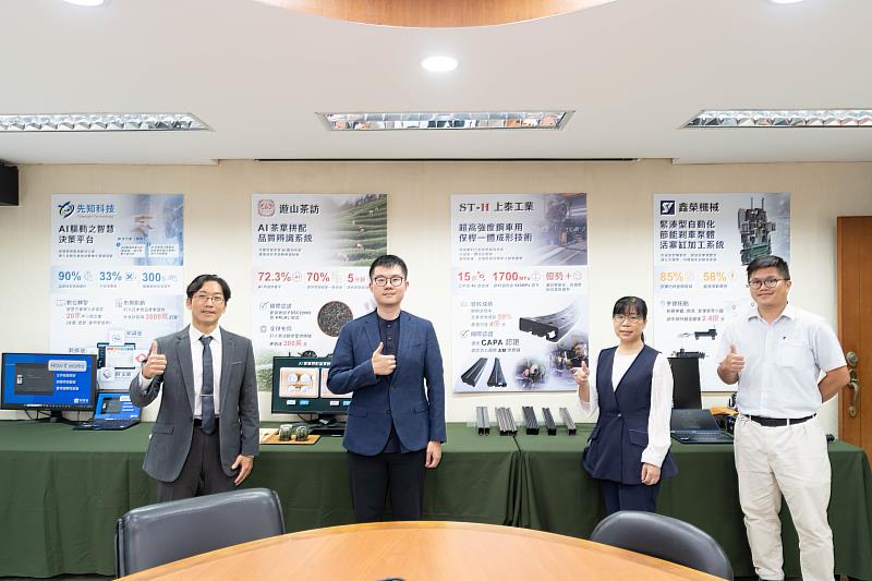 記者會邀請中小微企業轉型代表，分享SBIR補助成果（由左至右：先知科技、遊山茶訪、上泰工業、鑫榮機械）