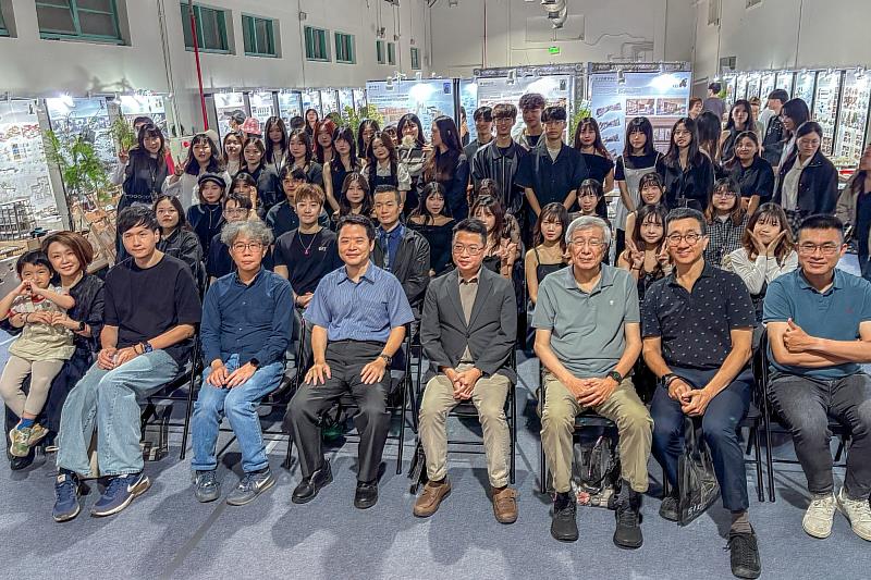 朝陽科大建築系室內設計組畢業展師生合影。