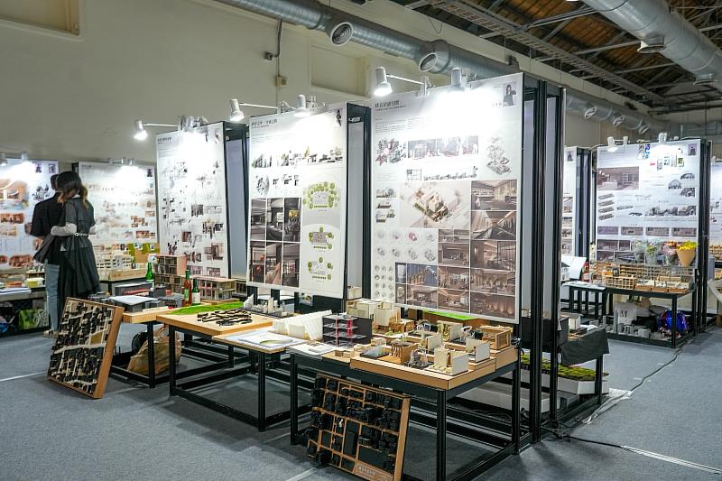 本屆建築系室內設計組畢業展，以〈訊號 Signal〉為主題，52件畢業作品展現新世代設計實力。