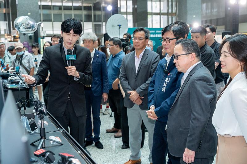 擷發科技以AI車載安全防護系統助攻高雄智慧交通升級，強化港區物流車隊與各型運輸車輛安全管理。