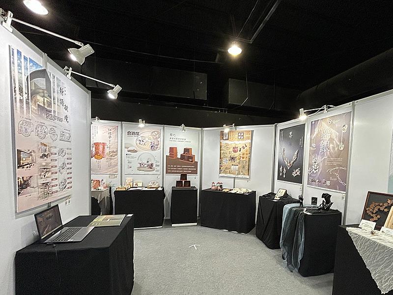 南華大學產設系《綻形》畢業展深獲好評，最終場移師高雄駁二藝術特區參展「青春設計節」。