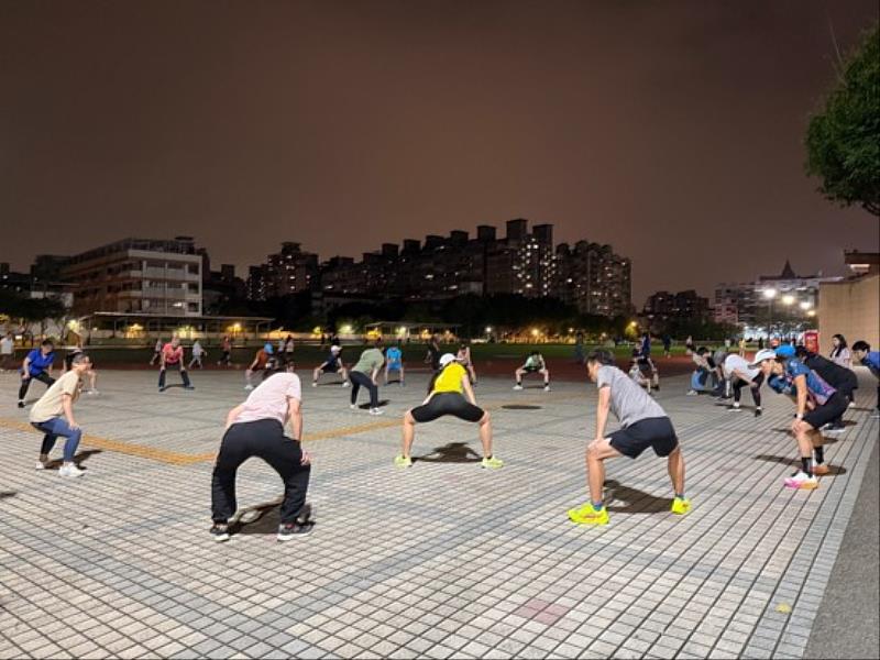 115年4月17日夜間跑班：T-SoX帶領民眾進行跑前暖身與基礎訓練，建立規律跑步習慣。