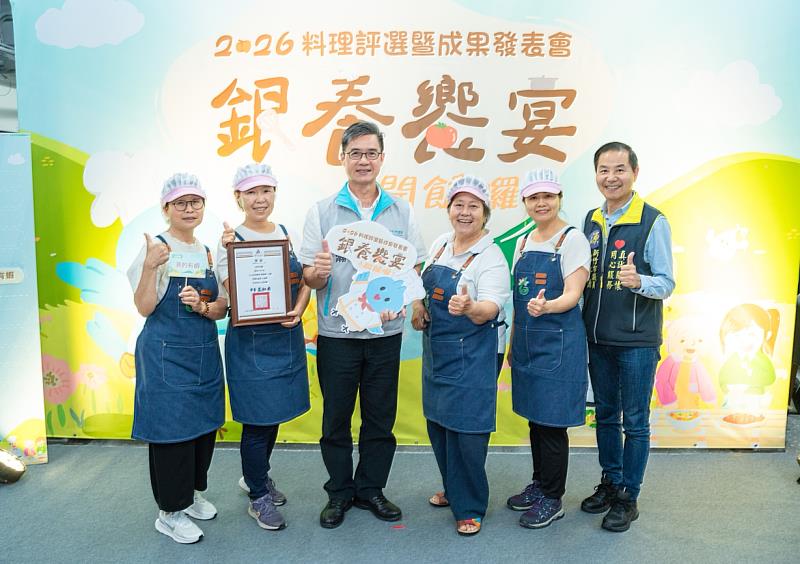 副市長林琨瀚頒發獎狀給社區組最佳人氣獎。