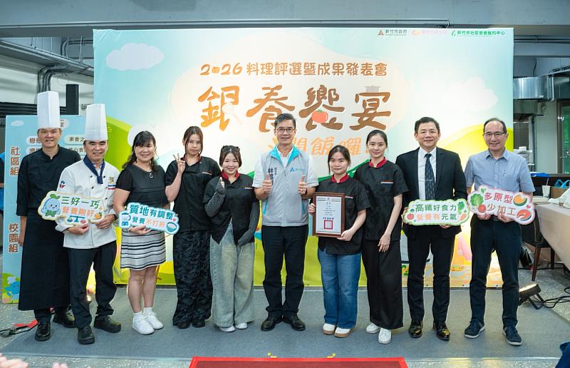 副市長林琨瀚頒發獎狀給校園組獲獎團隊。