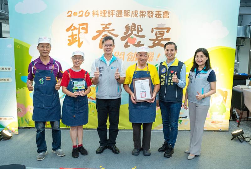 副市長林琨瀚頒發獎狀給社區組獲獎團隊。