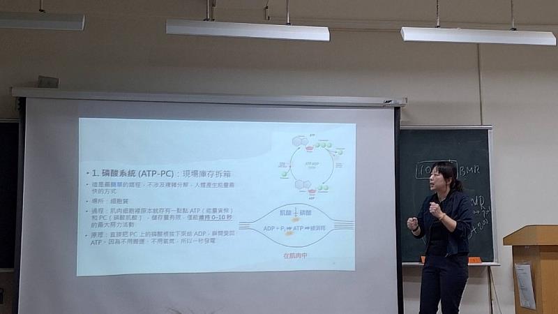 邱采新老師共同引導課程討論，結合智慧穿戴科技、運動科學檢測與海洋營養食品開發等專長，協助學生理解離島AI健康促進與在地產業落地的發展方向。