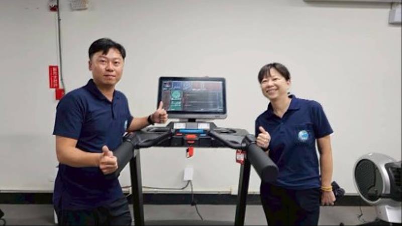 邱采新與張吉堯老師支持以健康照護設計引進智慧場域打造離島首座互動式場域,學生於課堂中實際操作T-SoX智慧運動AI互動器材,體驗運動前評估、運動中肌群監測與運動後恢復分析流程,學習如何將運動科學數據應用於個人化訓練與健康促進指導。