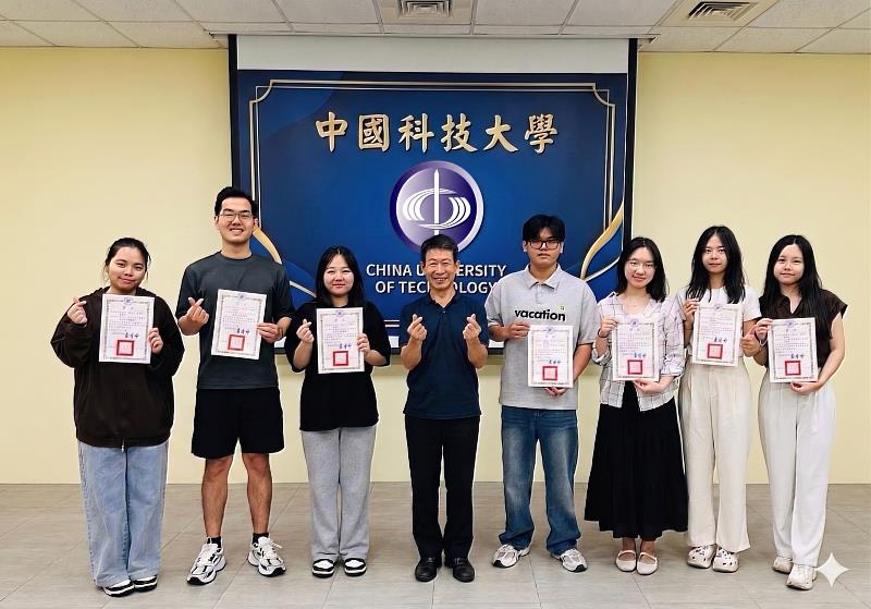 中國科技大學觀管系張金印副主任於校內頒發獎狀表揚獲獎學生，肯定產攜專班學生在企業實習之餘仍積極投入競賽創作，展現學用合一的學習成果。（照片/校方提供）