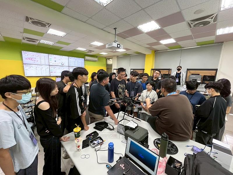 南臺科大計畫團隊進行無人機硬體系統介紹與飛行前安全說明。