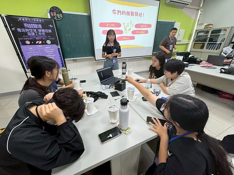 南臺科大流行音樂產業系教學團隊引導成大南工學生以Muibox進行副歌旋律創作。