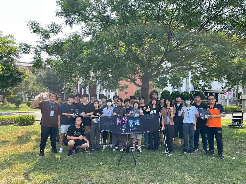 南臺科大計畫團隊與成大南工師生於南臺科技大學合影留念。