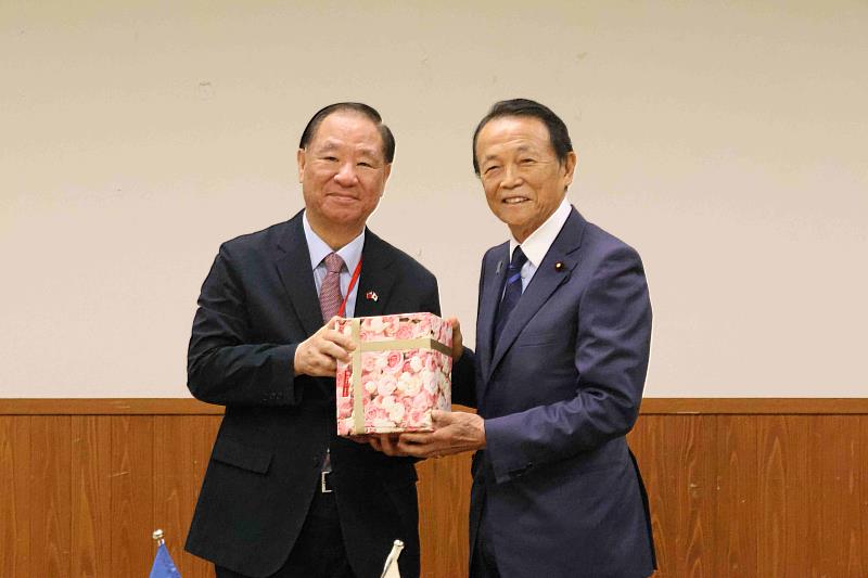 救國團葛永光主任率青年代表團拜會日本自由民主黨副總裁麻生太郎合影。