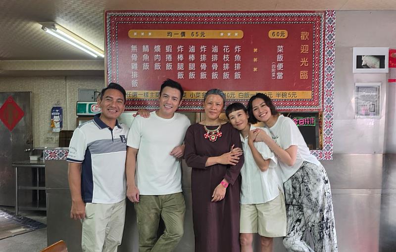 《Maan！把Tafalong搬到台北？！》透過隱身在台北老社區中的「福嵐便當店」，串起都市原住民的生活樣貌。左起：民雄、范逸臣、莉芙．烏娃兒、張本渝、Luji黃莉。