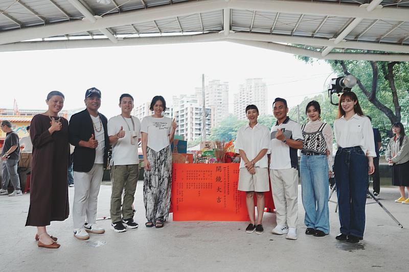 演員大合照。左起:莉芙.烏娃兒、Sakinu撒基努、范逸臣、Luji黃莉、張本渝、民雄、游君萍、小薰(黃瀞怡)共同出席開鏡儀式。