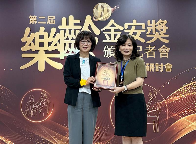 115年6月9日,臺灣銀行榮獲第2屆樂齡金安獎之「防詐守財有一套」第1名,由立法委員林月琴(左)頒獎,臺灣銀行信託部經理劉逸群(右)代表受獎。