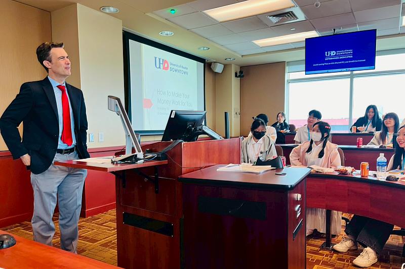 學生前往美國休士頓大學城中校區（University of Houston-Downtown, UHD）商學院參與專業課程，讓學生提前接軌國際商業教育。（圖／中金院提供）
