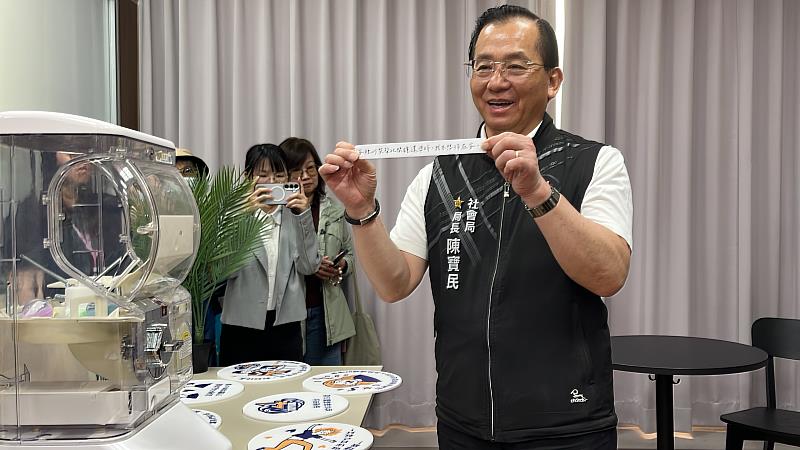 桃園市社會局陳寶民局長體驗桃四少扭蛋。