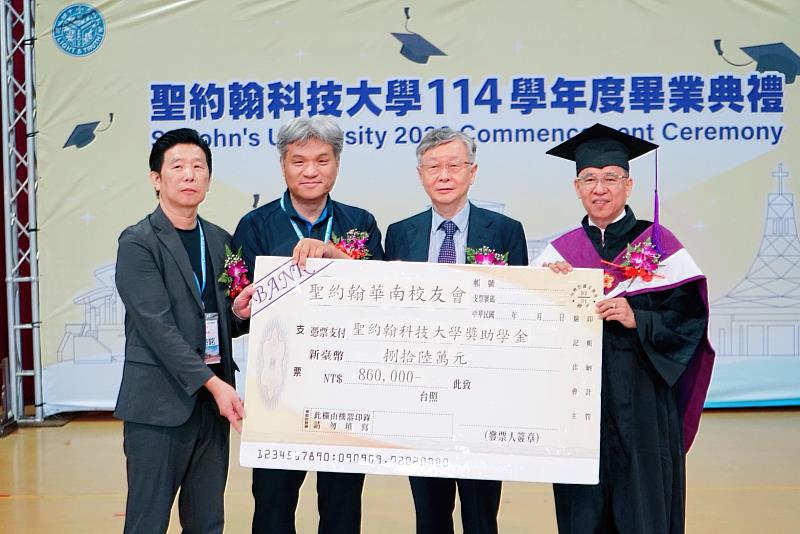 在理事長陳詩銘（左1）及執行董事曾鴻鍊（右2）見證下，華南校友會會長王崇守（左2）代表華南校友會，慷慨捐贈新台幣86萬元做為母校獎助學金，用實際行動大力扶持學弟妹，校長唐彥博（右1）對此無私奉獻表達深切感佩。