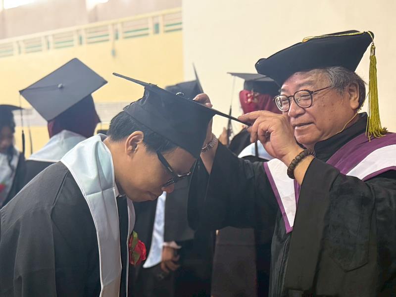何副校長（右1）親自為畢業生撥穗，象徵學子豐收飽滿與學有所成。