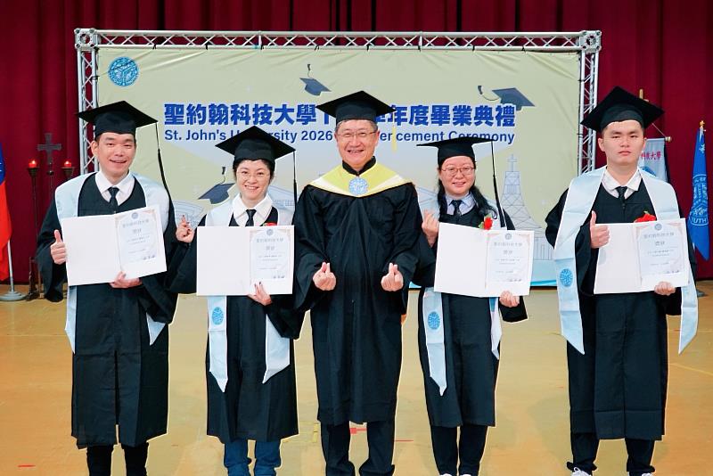 工管四甲陳蔚夫（左1）、謝幸如（左2）、王怡婷（右2）及工管二誠蔡政諺（右1）等4位同學，在學期間，從未缺曠課，獲頒「恆毅出勤獎」，由院長陳智湧（左3）頒發獎狀表揚。