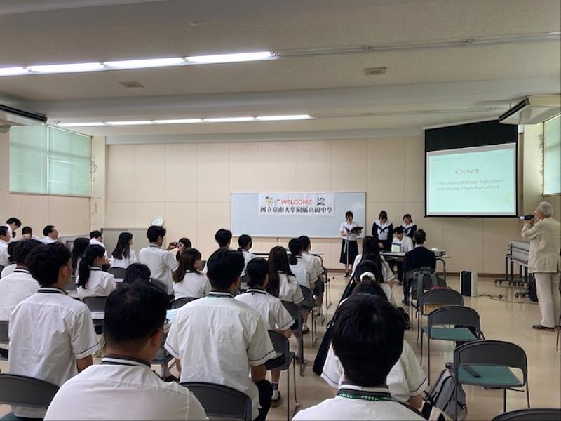 學生進行鄉土文化交流。