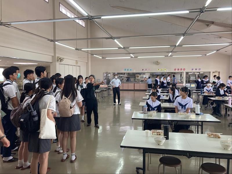 國立台南大學附屬高級中學學生體驗日本營養午餐。