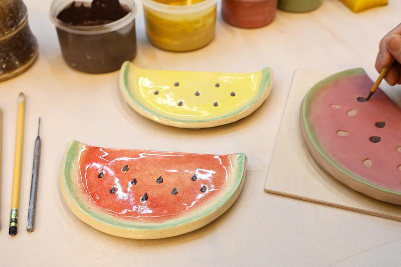 「甜甜一夏．帶籽西瓜盤」DIY，10歲以上民眾動手捏塑及彩繪紅肉或黃肉西瓜盤。