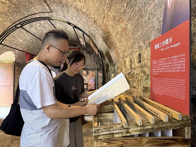 滬尾礮臺常設展展示《孖刺西報》,民眾可實際翻閱報刊,了解當時媒體對戰況的觀察。