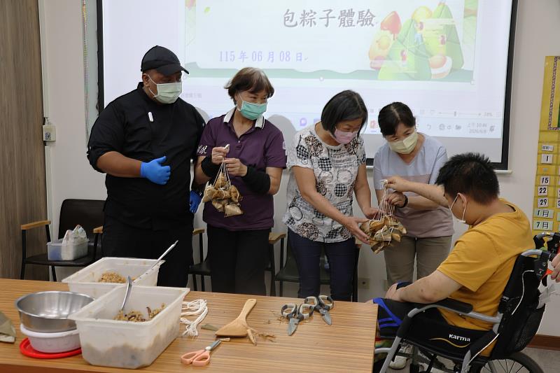 透過手作體驗，三峽國光身障日照中心與長輩拉近距離，展現共融共好。
