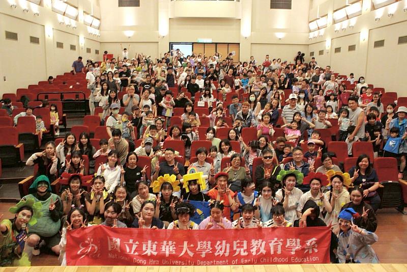全體演員與觀眾大合照。