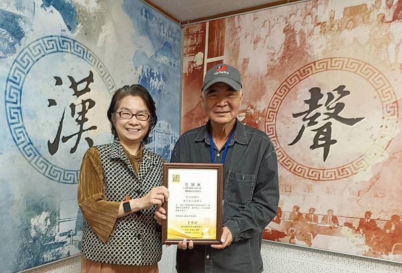 群景國際商務法律事務所所長蔡慧玲律師（左）頒贈廣播專訪感謝狀予「房地產教父」曾文龍教授（右）。