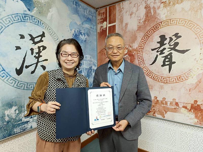 台灣尤努斯基金會董事長蔡慧玲（左）頒贈廣播專訪感謝狀予中華中道領導文化總會創會理事長陳樹（右）