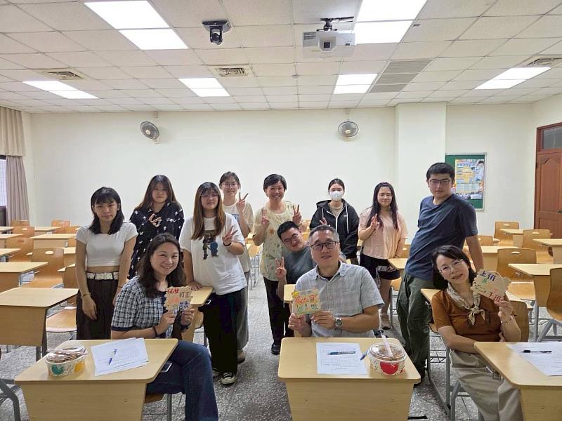 元培高齡系學生USR成果發表後與師長合影。