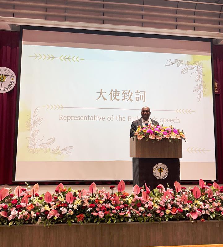 羅伯特大使在典禮致詞勉勵畢業生，為全球健康福祉貢獻心力。