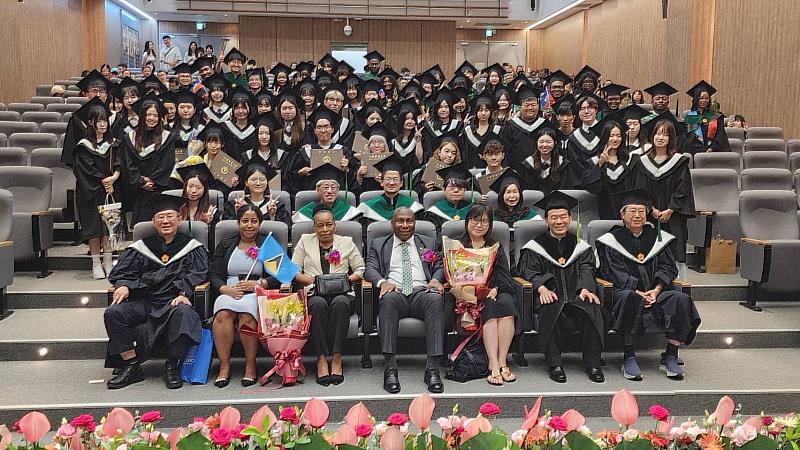 聖露西亞駐台大使伉儷蒞臨中國醫藥大學公衛學院畢業典禮與會場師生合影。