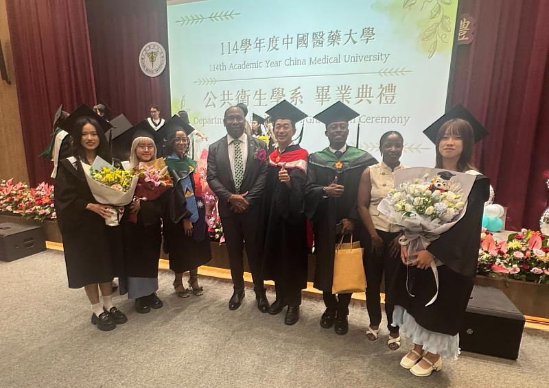 羅伯特大使與就讀中國醫藥大學的聖露西亞4位同學合影。