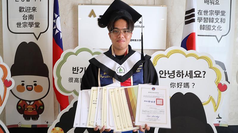 企管系印尼僑生周忠誠精通中英韓3語，成為出色的跨文化溝通人才。