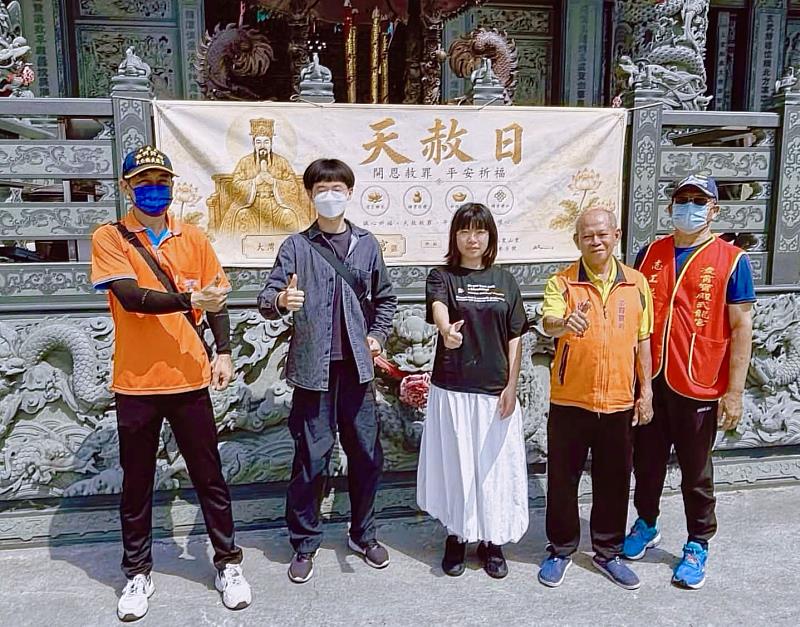 崑大視傳系為大灣凌霄寶殿打造「天赦日」新視覺，學生與武龍宮管理團隊合影。