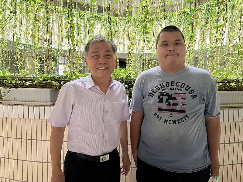 機械所王碁（右）專注低碳燃料研究，與指導教授侯順雄（左）合影。