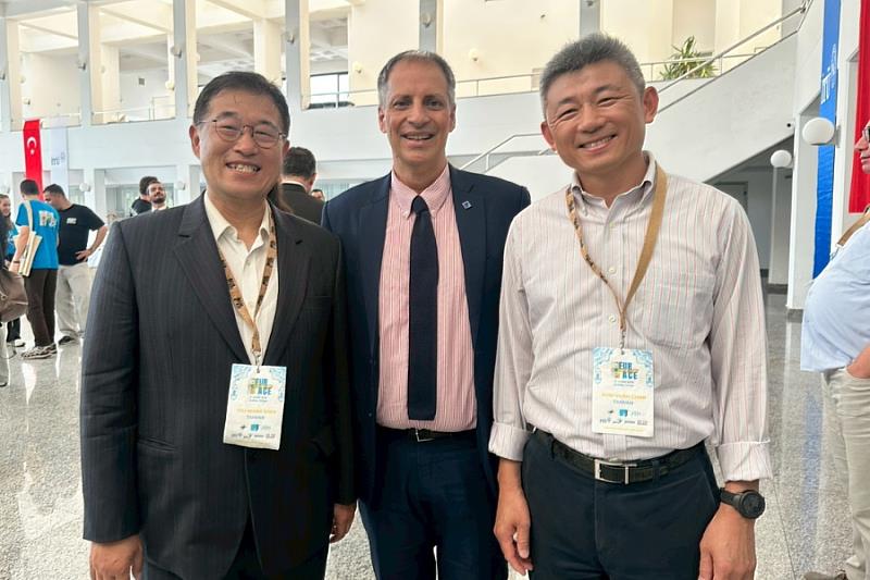ENAEE主席 José Carlos Quadrado（中）、中華工程教育學會副秘書長詹魁元（右）與逢甲資訊電機學院院長沈祖望（左）於2026 EUR-ACE Connect 國際論壇現場合影。