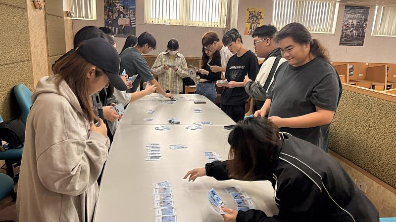 學生透過桌遊互動模擬海洋生態變化，在遊戲中理解環境保育的重要性。