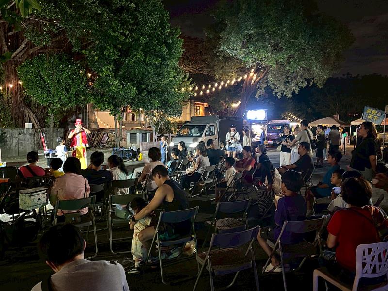 現場提供各式餐飲選擇，並搭配現場不同形式的演出表演。