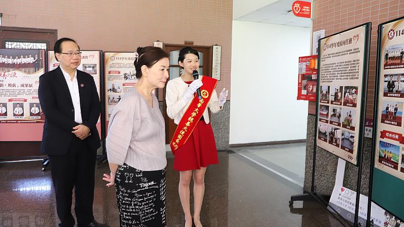 南華大學舉辦親善大使成果展,歐芸如團長向師長介紹服務成果。