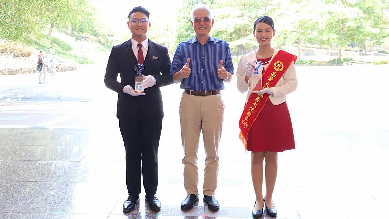 南華大學舉辦親善大使成果展,高俊雄校長(中)頒發「最佳服務獎」予表現優異的親善畢業生劉昭龍(左)及王妤安(右)。