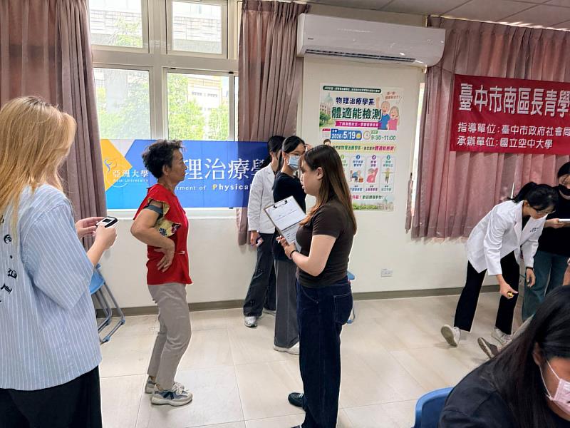 物治系同學耐心引導長輩進行體適能檢測、評估長者的平衡感。