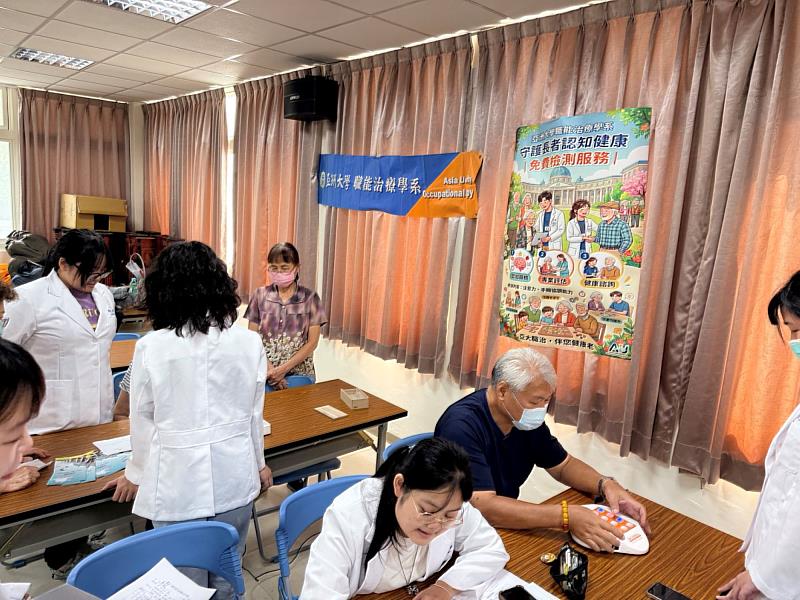 職治系同學透過認知篩檢與趣味教具，為長者檢測注意力與手眼協調能力。