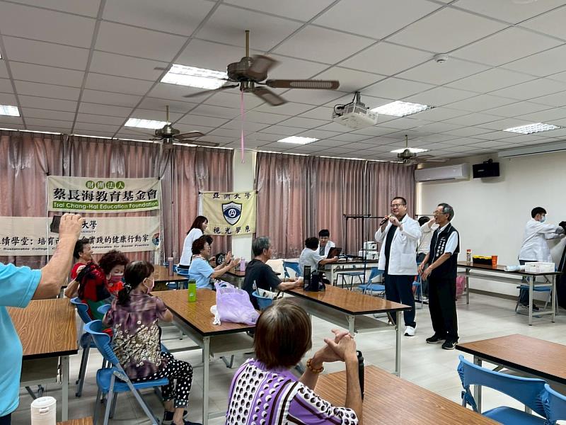 亞洲大學視光學系曾榮凱主任(右2持麥克風者)與里長共同為「跨專業永續學堂」健康篩檢活動揭開序幕。