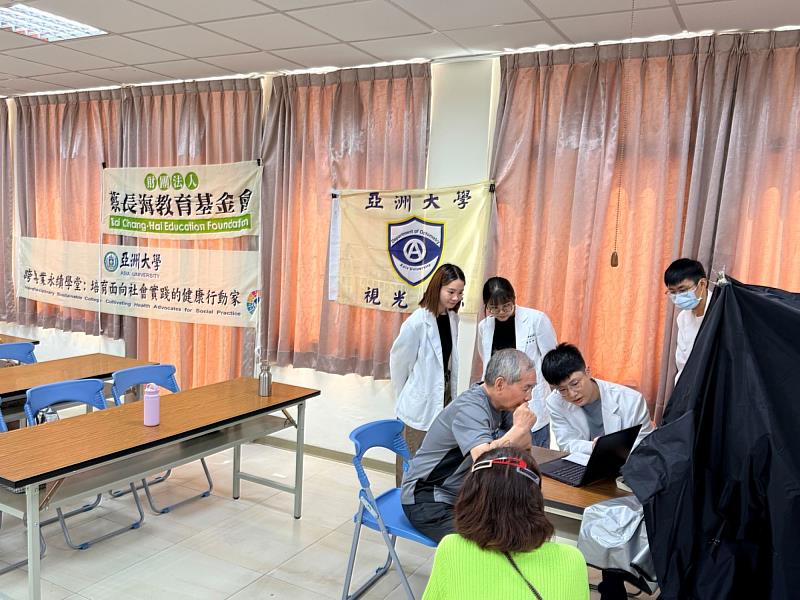 視光學系師生為長輩進行黃斑部與眼底健康評估。